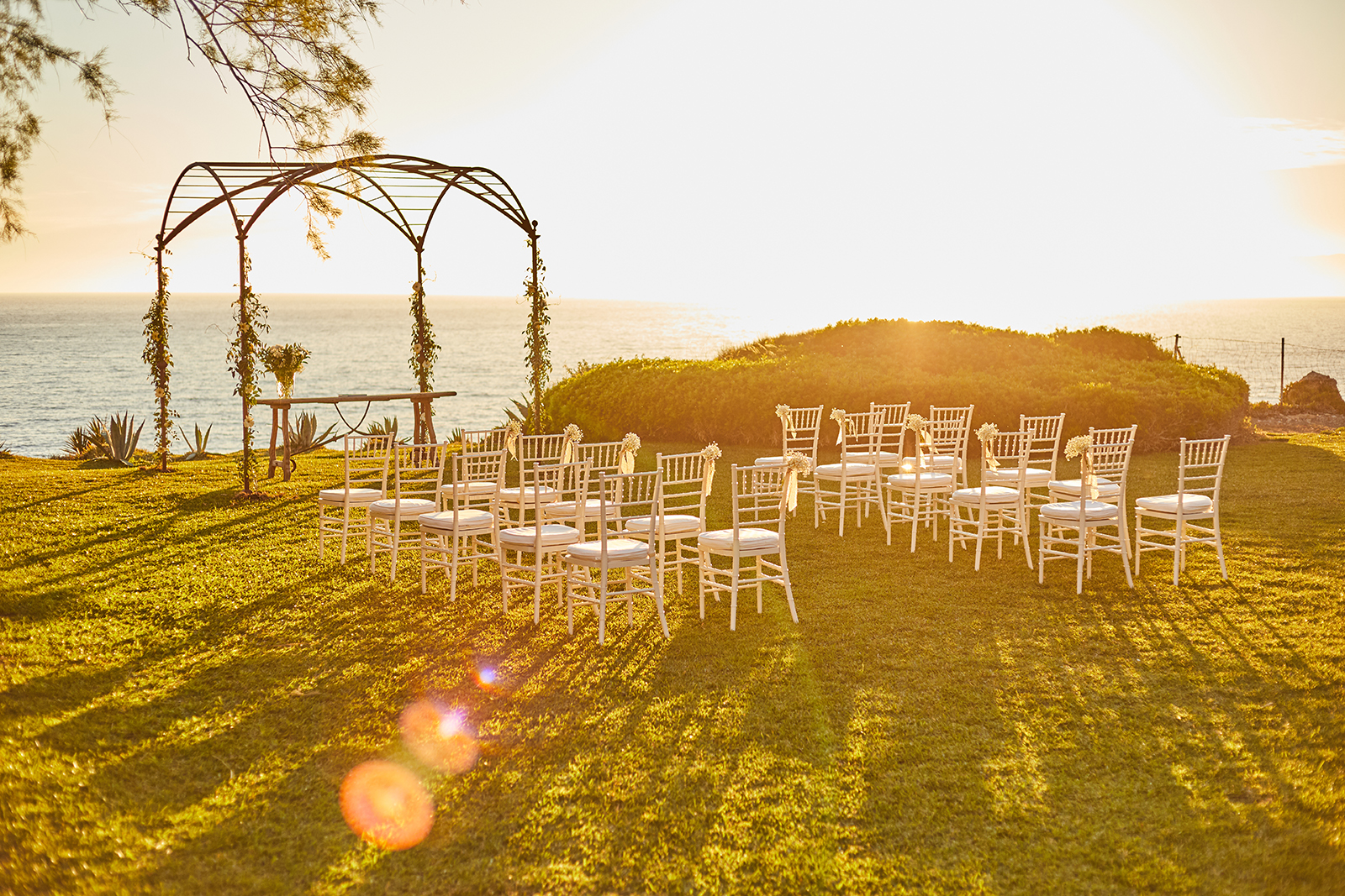 Pérgola de ceremonia civil con vistas inigualables al mar, un enclave romántico para eventos en Mallorca.