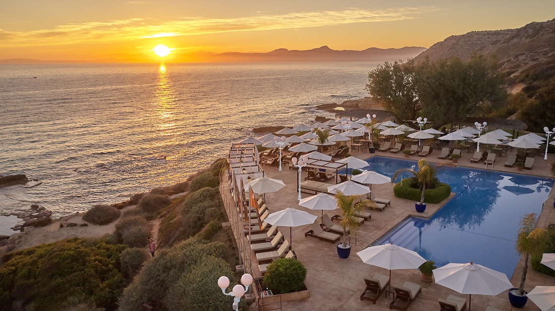 Sonnenuntergang im Mhares Sea Club mit Blick auf die Klippen von Puig de Ros, Mallorca.