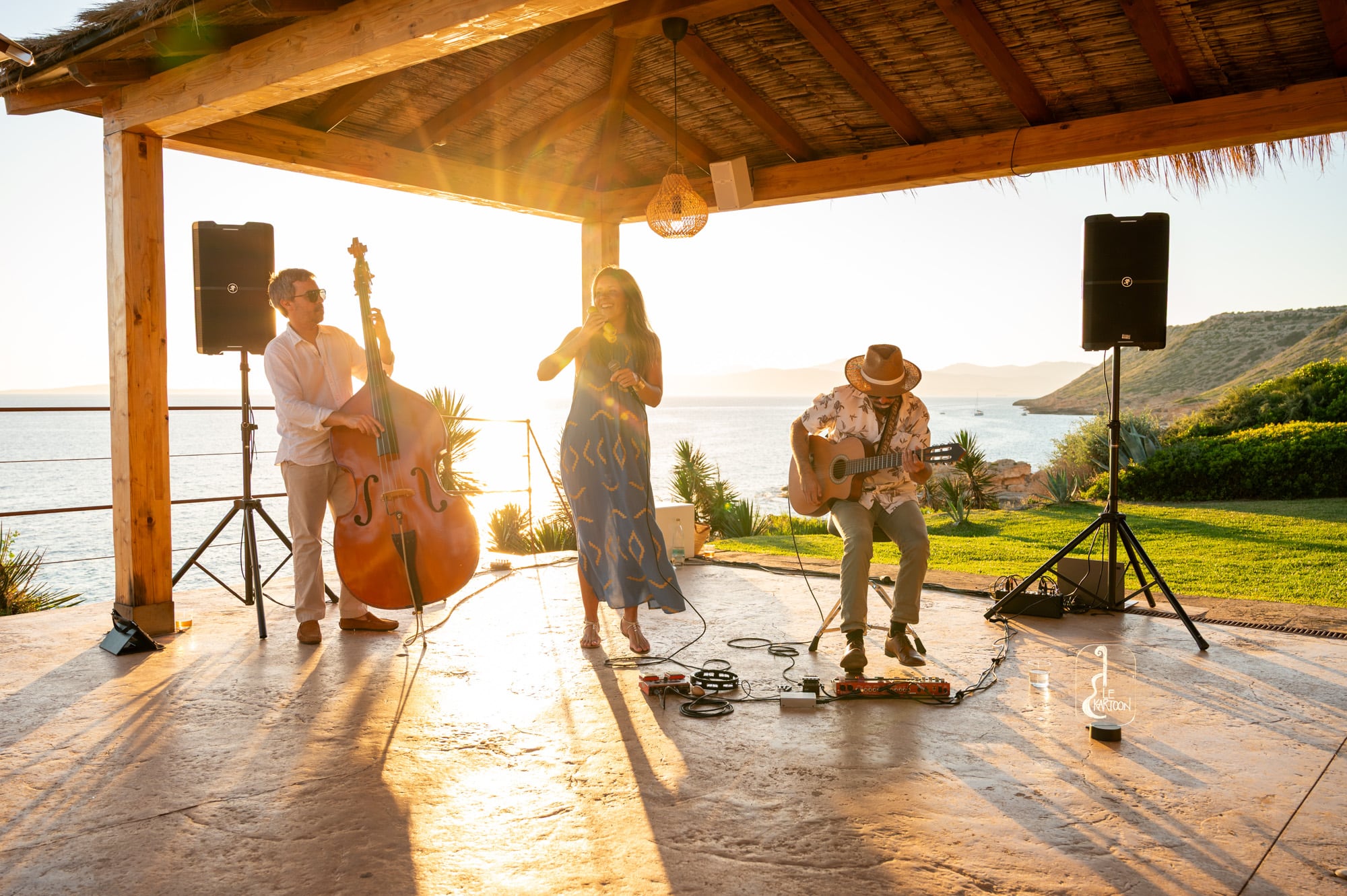 Música en directo durante una sesión sunset en Mhares Sea Club Mallorca